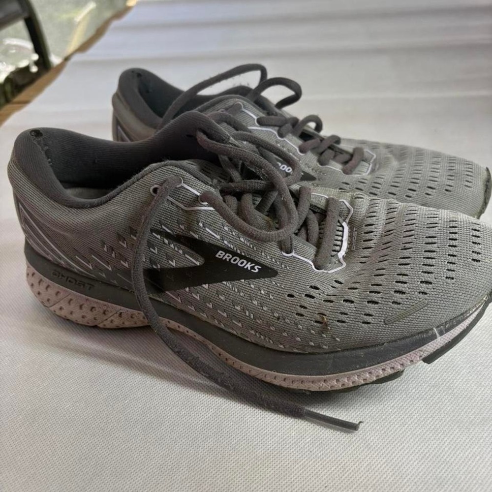 Brooks Ghost 13 Grey Black Running Shoes Womens 8 Medium 1203381B084